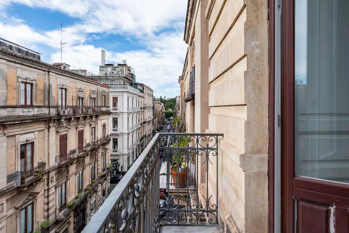 La vista dal balcone di Room 02 sulla via principale, fra i palazzi di Catania