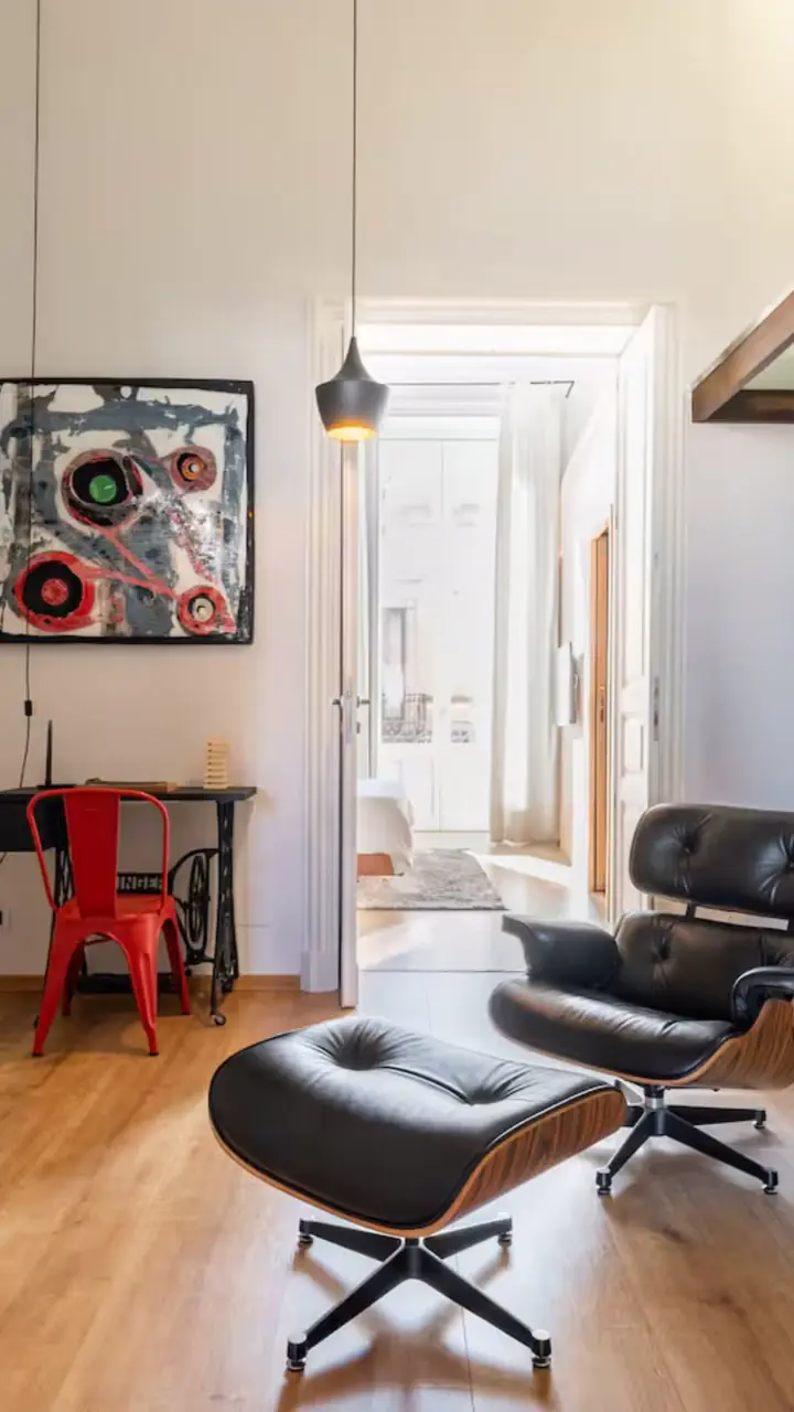 Un percorso attraverso la casa, dall’ingresso alla terrazza, che avanza scorrendo la pagina